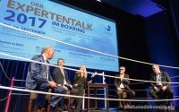 Foto: Podium Moderation Janine Mehner "Der Expertentalk im Boxring 2017"